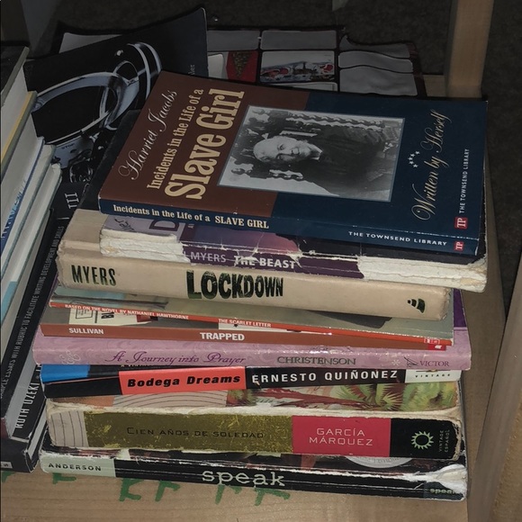 Books - Picture 4 of 6